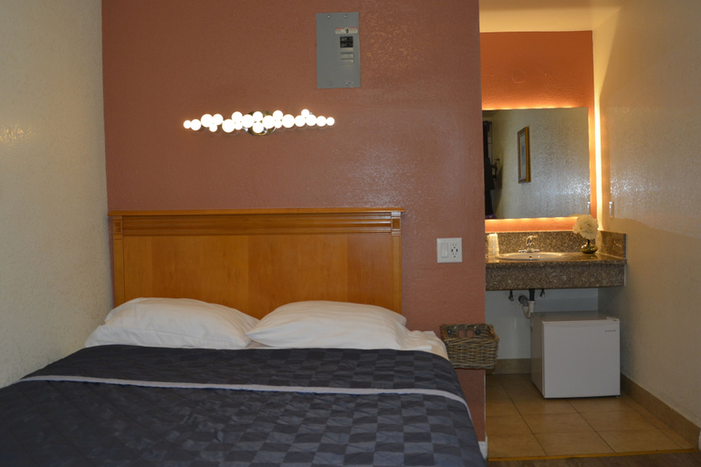 Bedroom 3, Lincoln Park Motel, Los Angeles