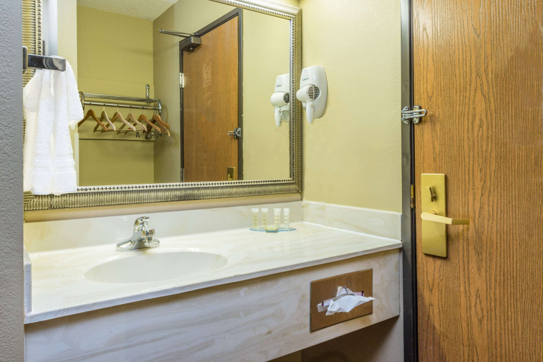 Bathroom 5, Super 8 by Wyndham Troy IL/St. Louis Area, Madison
