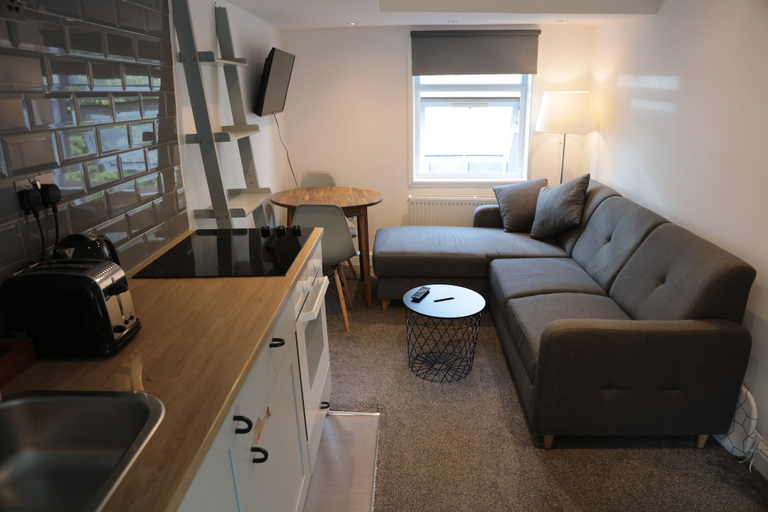 Others 5, Bright Apartment, London