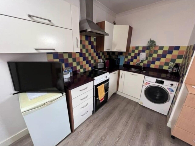 Private kitchen 4, Inviting 1-bed Apartment in Ilford, London