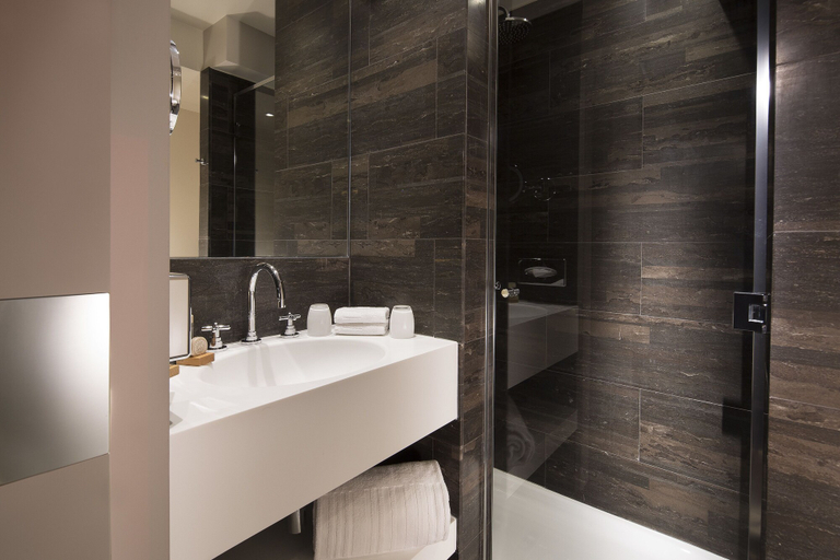 Bathroom 5, Hôtel Le Marianne, Paris