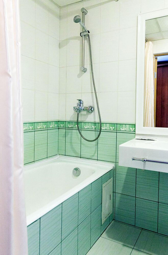 Bathroom 4, Maxima Slavia Hotel, North-Eastern