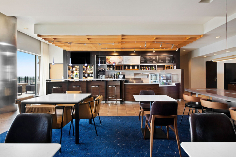 Food & Drinks 5, Courtyard Kansas City at Briarcliff, Jackson