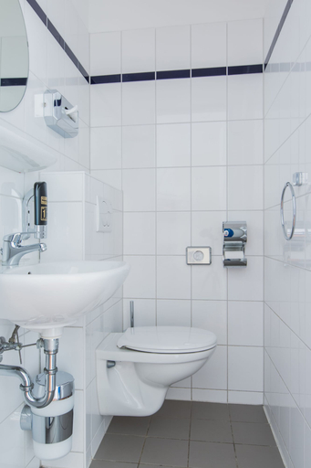 Bathroom 5, a&o Nürnberg Hauptbahnhof - Hostel, Nürnberg