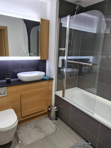 Bathroom, 1-bed Apartment - Sleeps 3 - Parking - Wifi, Kent