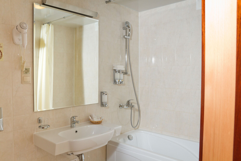 Bathroom 4, Amaks Centralnaya, Zav'yalovskiy rayon