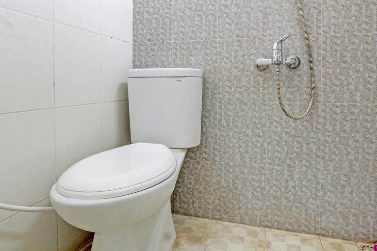 Bathroom, OYO 92534 Fajar Indah Guest House, Karanganyar