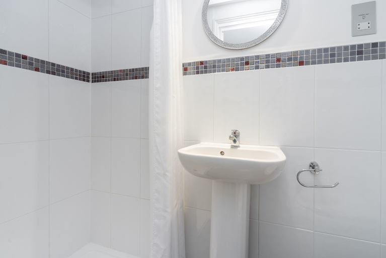 Bathroom 5, Mentone Hotel, London