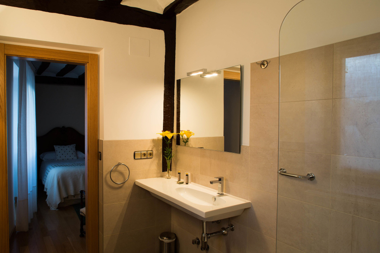 Bathroom 4, Casa de la Cadena, Navarra