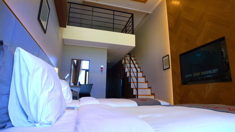 Bedroom 2, Ramada Hotel & Suites by Wyndham Gangwon Pyeongchang, Pyeongchang