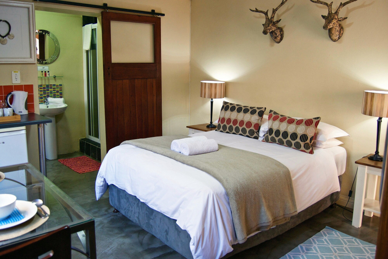 Bedroom 2, Pumleni Guesthouse, Bojanala
