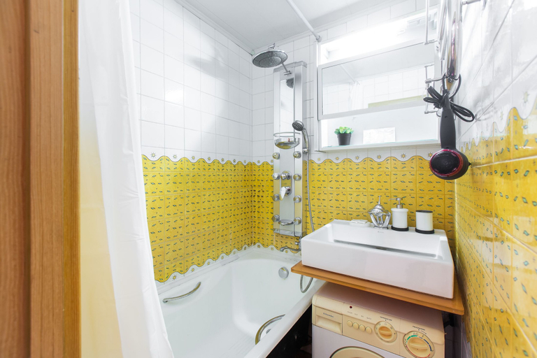 Bathroom 2, GoodAps Usacheva 4, Western