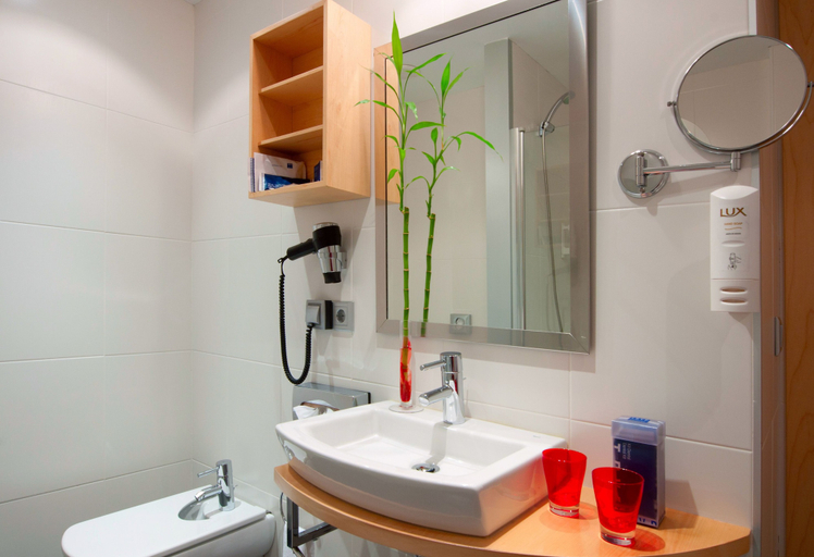 Bathroom 4, Zentral Ave, Zaragoza