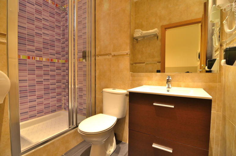 Bathroom 5, Far Home Atocha, Madrid