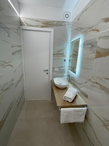 Bathroom 4, King's Rooms, Campobasso