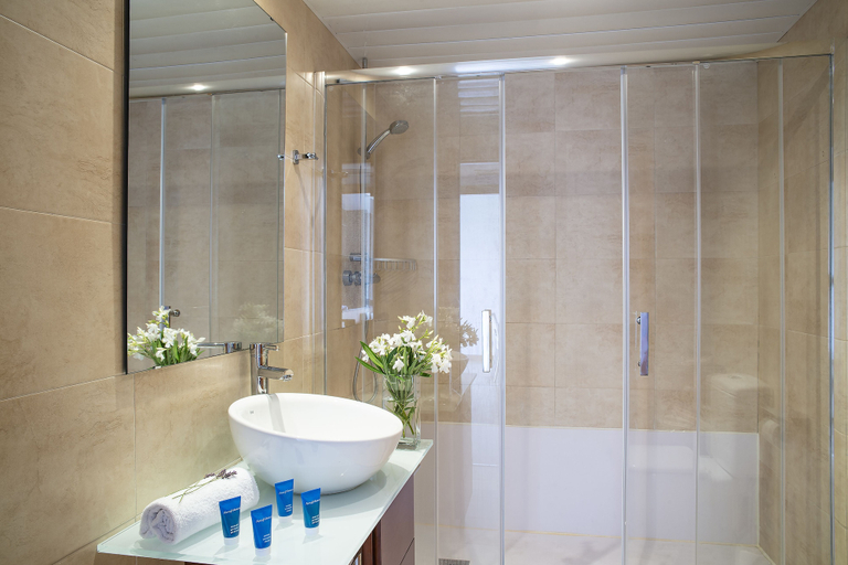 Bathroom, Pierre & Vacances Empuriabrava Marina, Girona