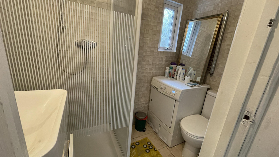 Bathroom 4, Lovely Flat Near Train Station and Central London, London