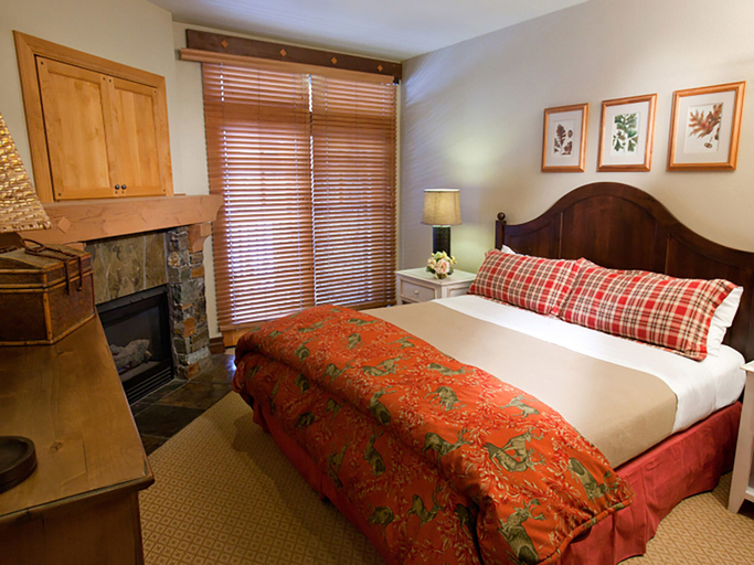 Bedroom 2, The Miners Club, Summit