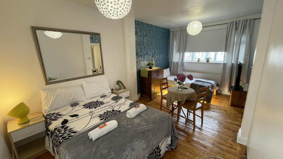 Others 5, Lovely Flat Near Train Station and Central London, London
