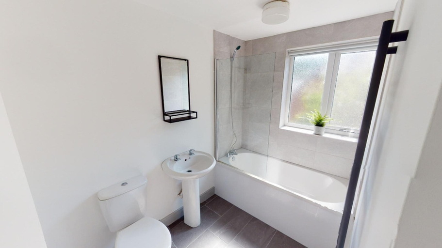 Bathroom 3, Stunning City Centre-uni Town House, Sunderland