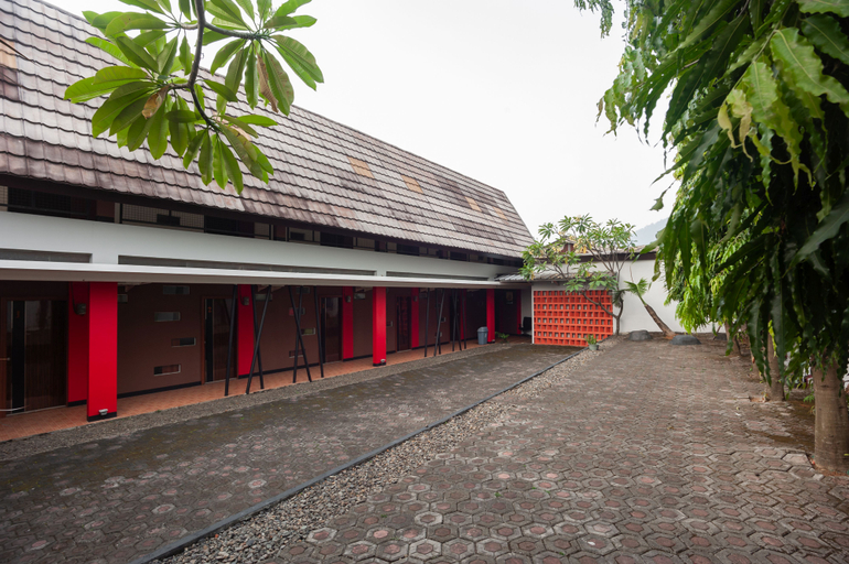 Exterior & Views 1, Urbanview Hotel Amarilis Sentul Bogor by RedDoorz, Bogor