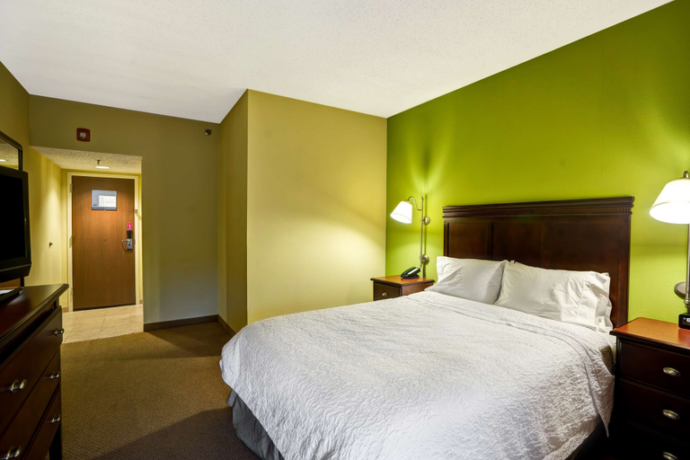 Bedroom 3, Hampton Inn Morgantown, Monongalia