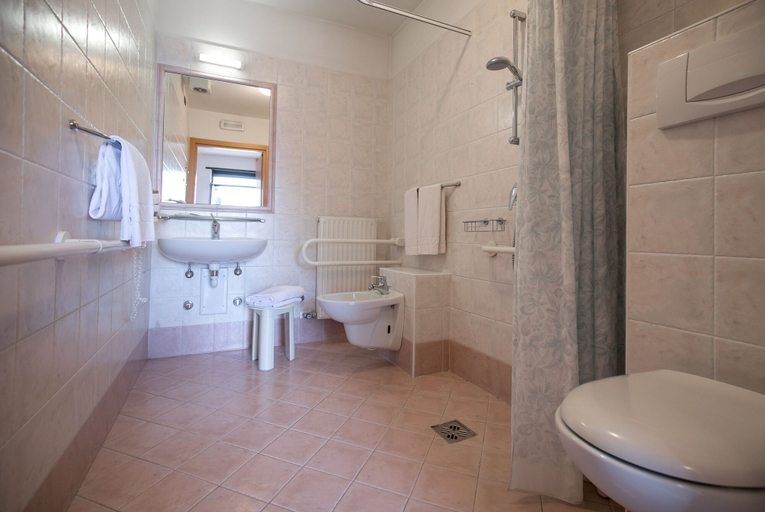 Bathroom 5, Hotel Antica Croce, Trento