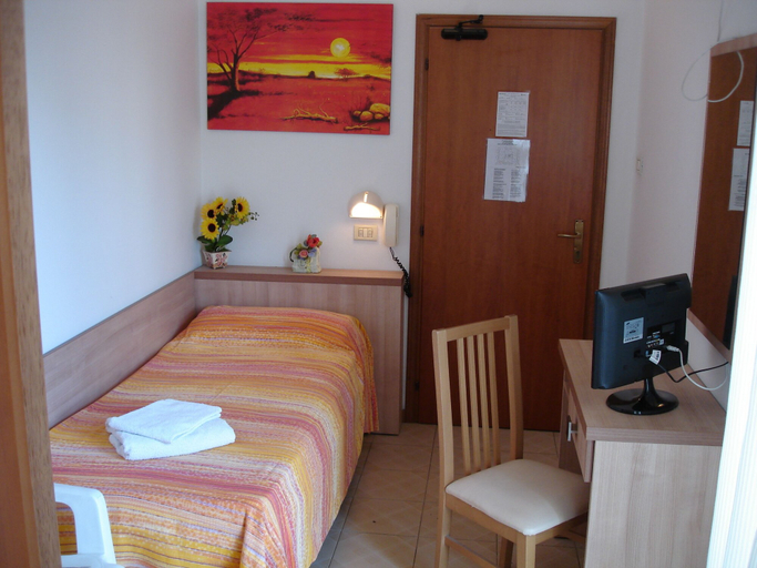 Bedroom 3, Hotel Madrid, Rimini