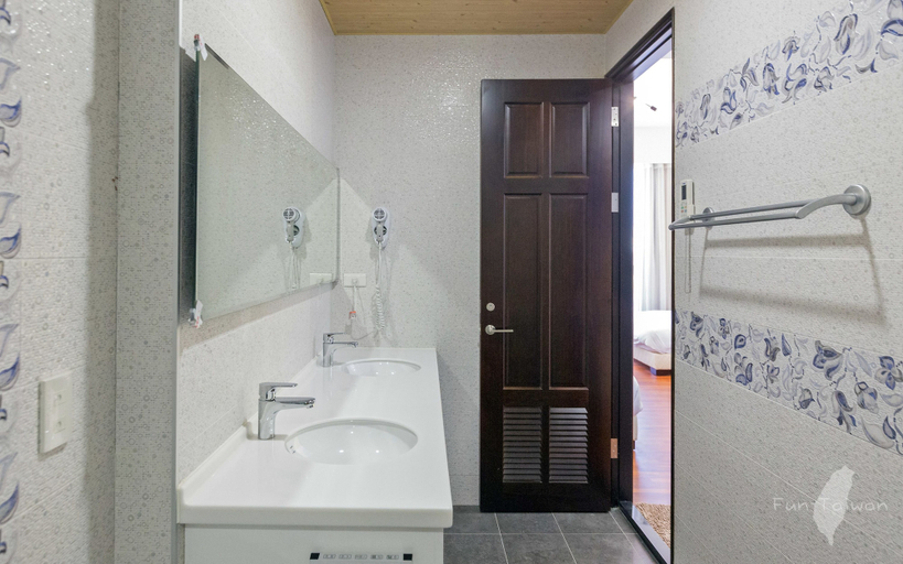 Bathroom 3, Overflight, Tainan