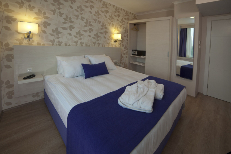 Bedroom 2, Walk In Hotel, Konak