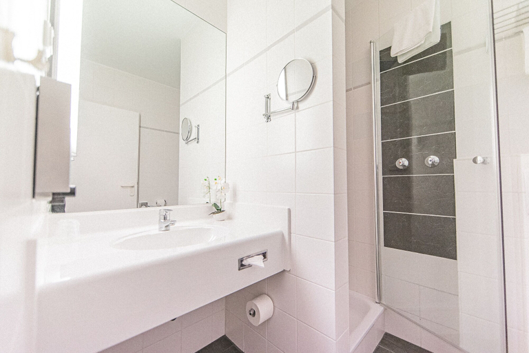 Bathroom 5, PLAZA Hotel Hanau, Main-Kinzig-Kreis