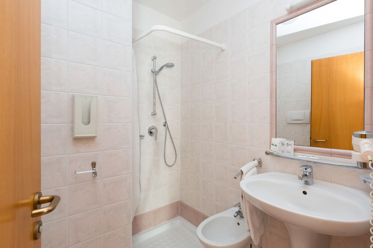Bathroom 5, Hotel Antica Croce, Trento
