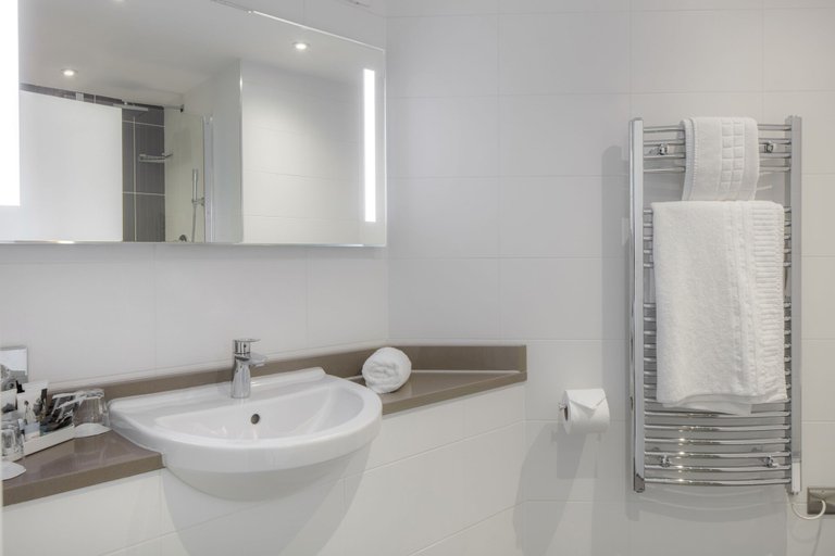 Bathroom 3, Mercure Hatfield Oak, Hertfordshire