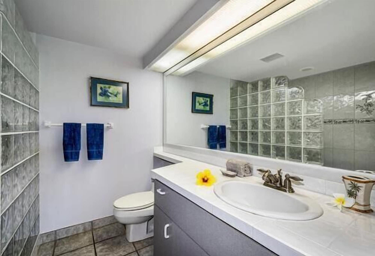 Bathroom 4, Kona Pacific B511, Hawaii