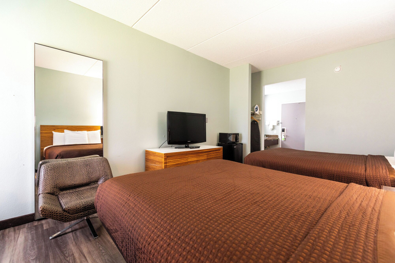 Bedroom 4, Baymont by Wyndham Creedmoor, Granville