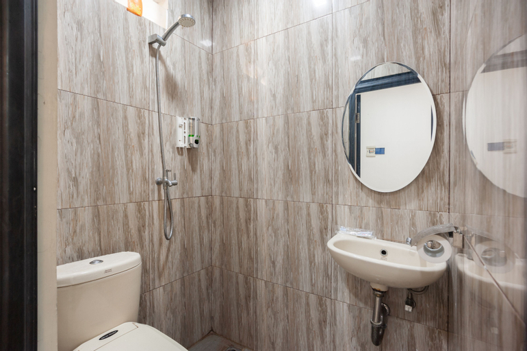 Urbanview Hotel Amarilis Sentul Bogor by RedDoorz - Tap to explore photos