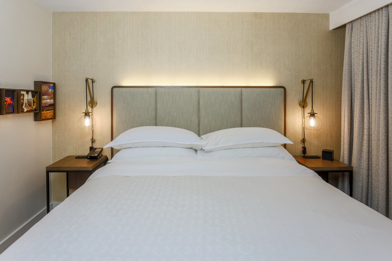 Bedroom 5, Sheraton Suites Market Center Dallas, Dallas