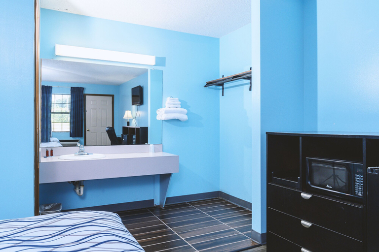 Bedroom 4, Blue Way Inn & Suites Wellington, Sumner