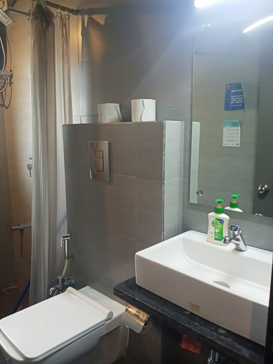 Bathroom 4, Backpacker Cowies, Mumbai City