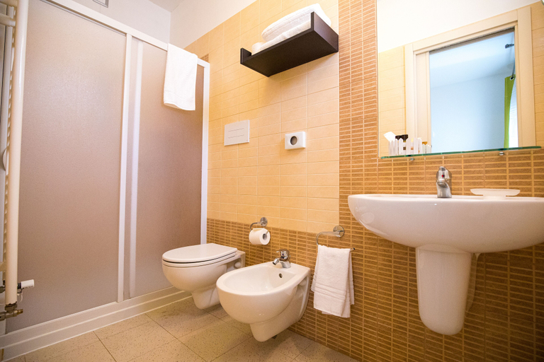 Bathroom 3, Donnosanto Hotel, Brindisi