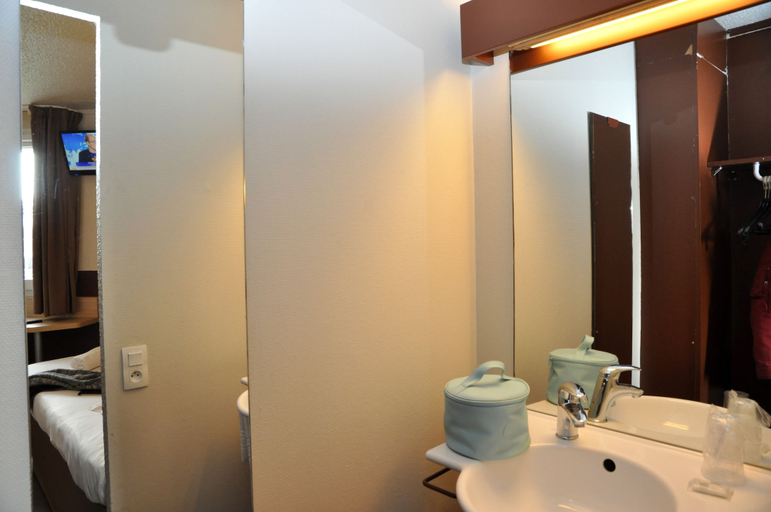 Bathroom 5, BHôtel De Caen, Calvados