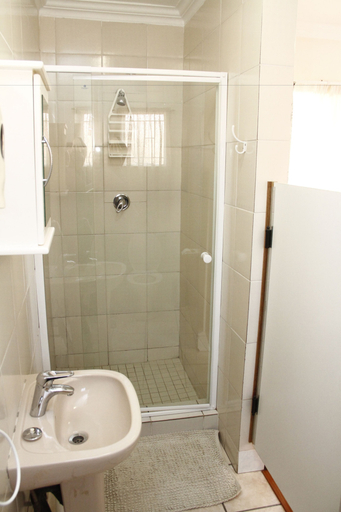 Bathroom 4, Kalahari Guest House, Nkangala