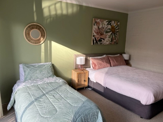 Bedroom 4, Riverbank Park Motel, Alpine - East