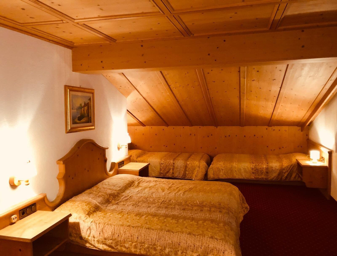 Bedroom 3, Hotel Molino, Belluno