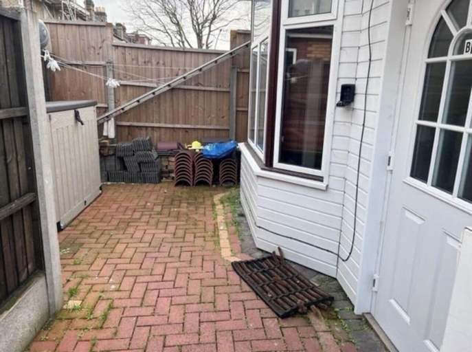 Property grounds 5, Inviting 1-bed Apartment in Ilford, London