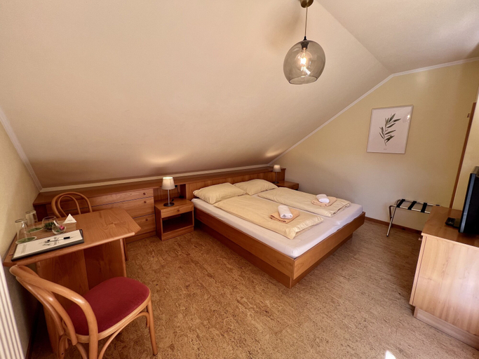 Bedroom 2, Pension Lambrecht, Murau