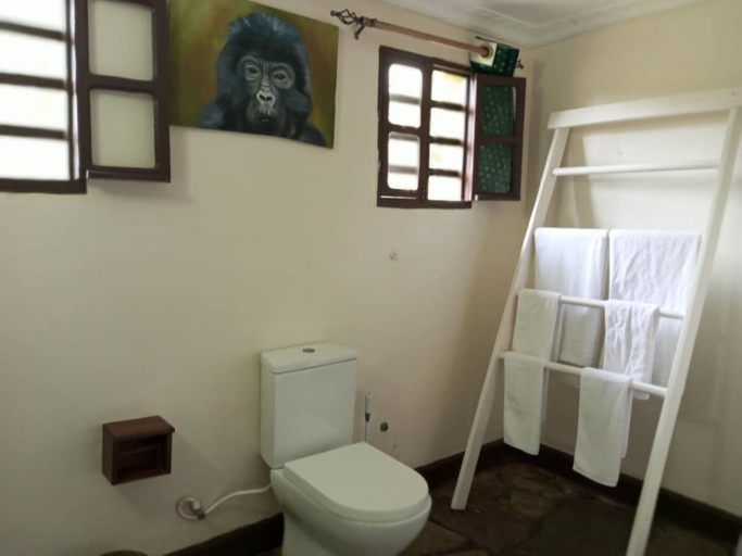 Bathroom 4, Da Vinci Gorilla Lodge, Musanze