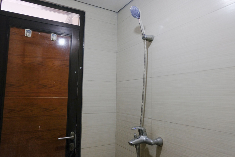 Bathroom 5, Homey Studio Apartment at Gateway Pasteur By Travelio, Bandung