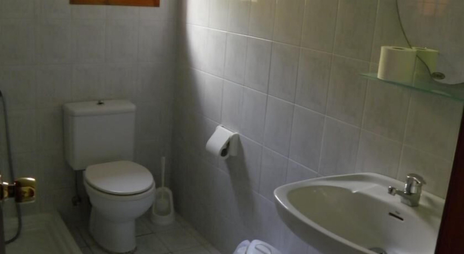 Bathroom 5, Samaria Pension & Restaurant, Crete
