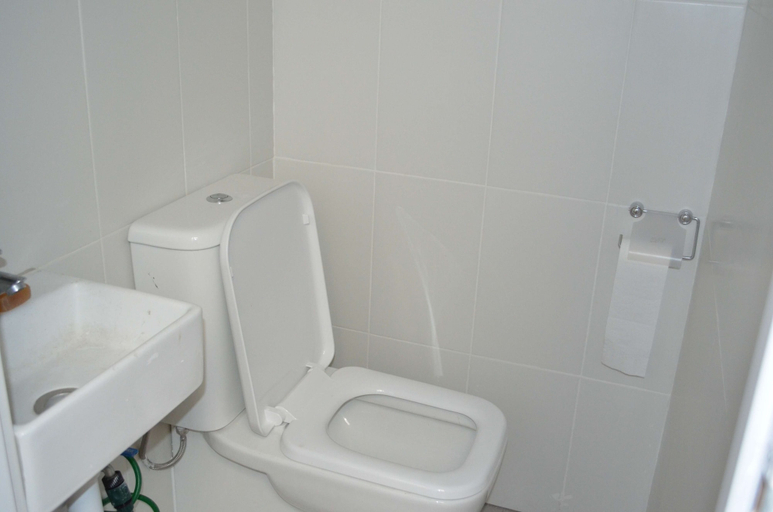 Bathroom 5, Hostel 18, Madrid